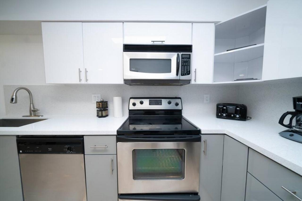 2bed 2 Bath Airbnb Friendly Building With Pool, Hot Tub, And Gym